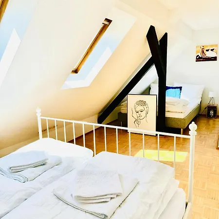 Massive Karli Loft - Over 130 Meters Floor Space - Theater - 4 Private Sleeping Areas - Location In *